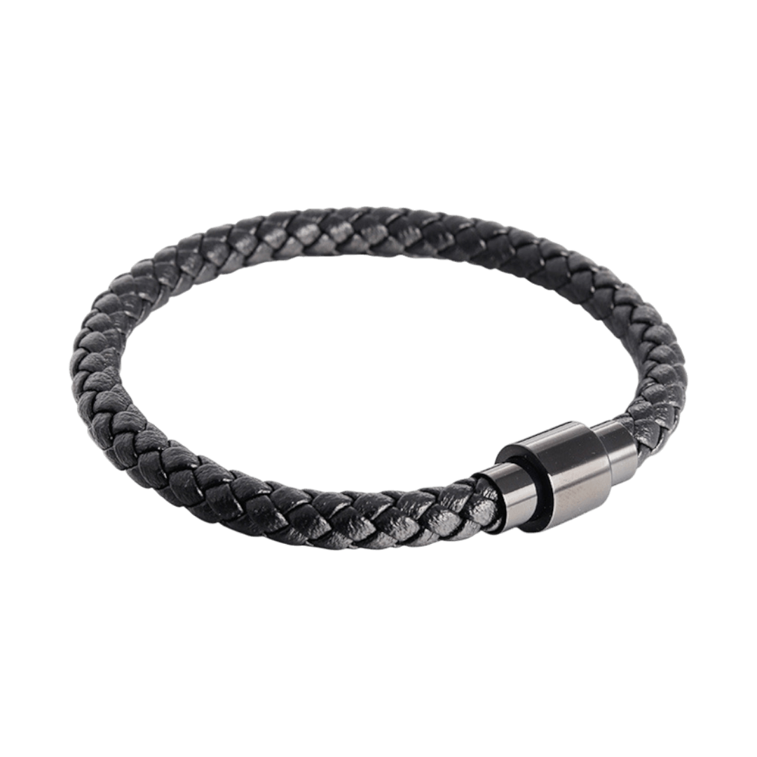 Pulsera de cuero trenzado negra con cierre magnético tubular de acero. Flexible, cómoda y resistente; combina fácil en estilo urbano y oficina casual.